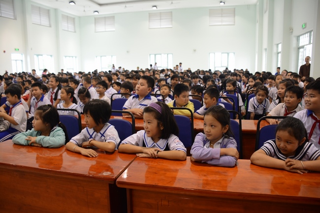 Giving gift portions to pupils on the occasion of Mid-Autumn Festival